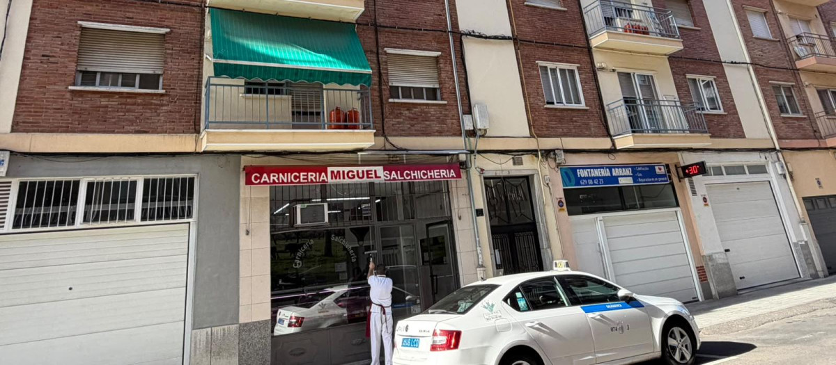 Portal de la calla Camelias, en Salamanca, en cuyo patio se colocó la piscina