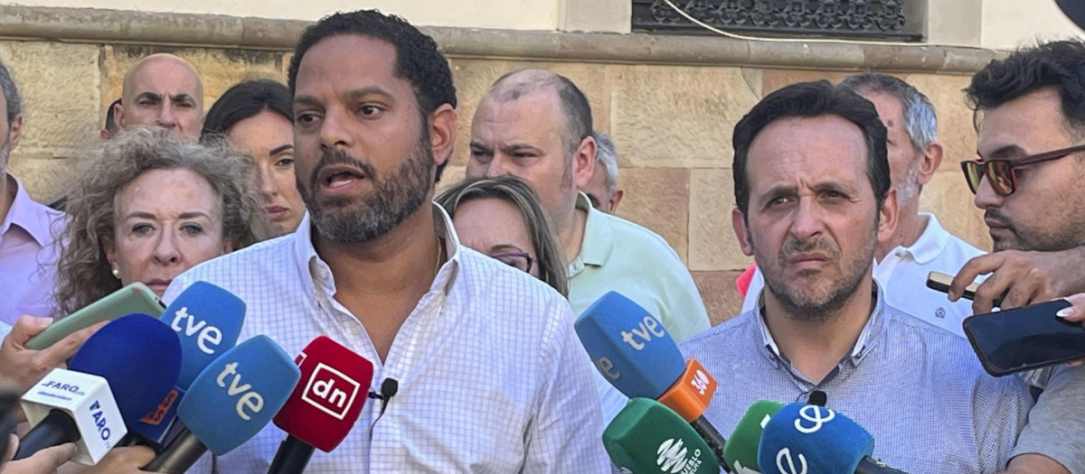 El secretario general de Vox, Ignacio Garriga, atiende a los medios en Ceuta, junto al portavoz en la ciudad, Juan Sergio Redondo