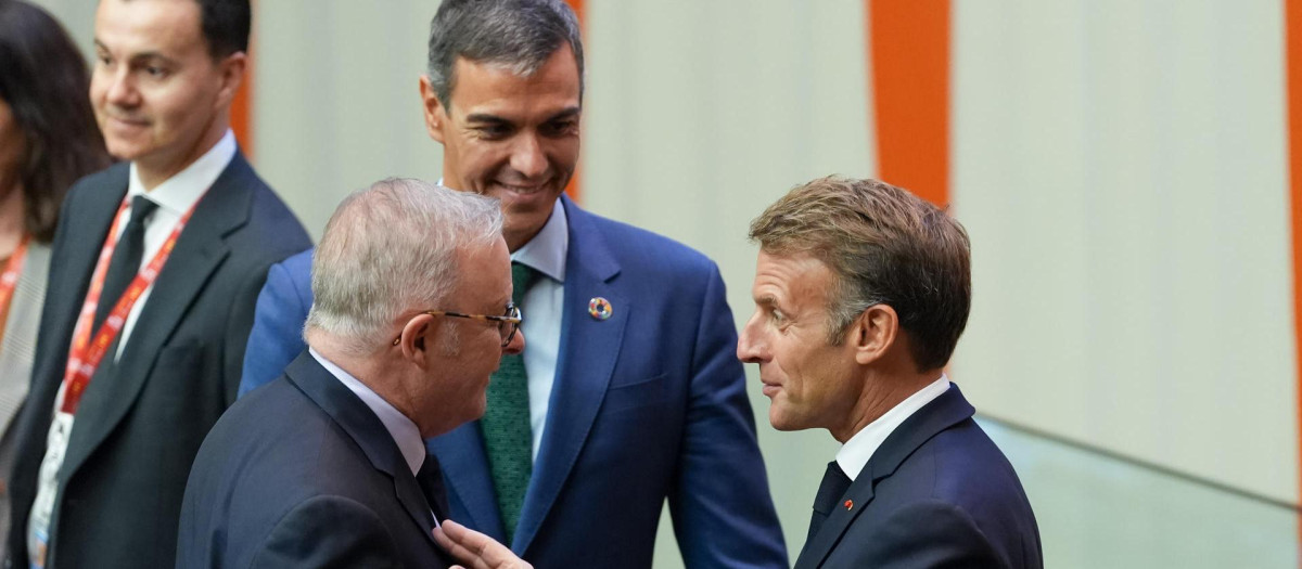 El presidente de Francia, Emmanuel Macron, el primer ministro de Australia, Anthony Albanese y Pedro Sánchez