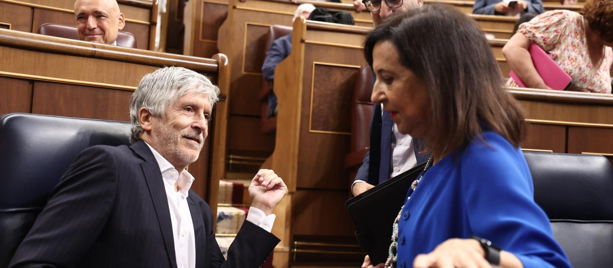 El ministro del Interior, Fernando Grande-Marlaska, y la ministra de Defensa, Margarita Robles, en el Congreso de los Diputados
