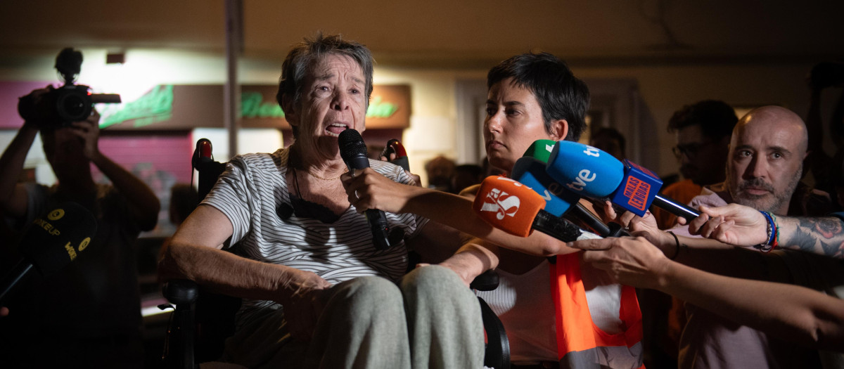 Maricarmen atiende a los medios de comunicación durante una concentración bajo el lema ‘Maricarmen se queda’