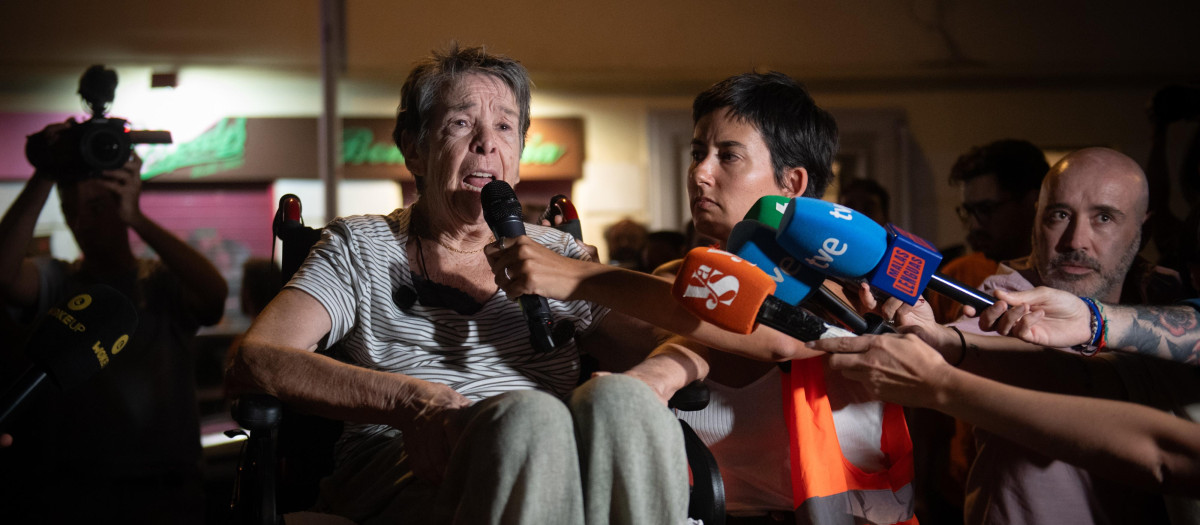 Maricarmen atiende a los medios de comunicación durante una concentración bajo el lema ‘Maricarmen se queda’