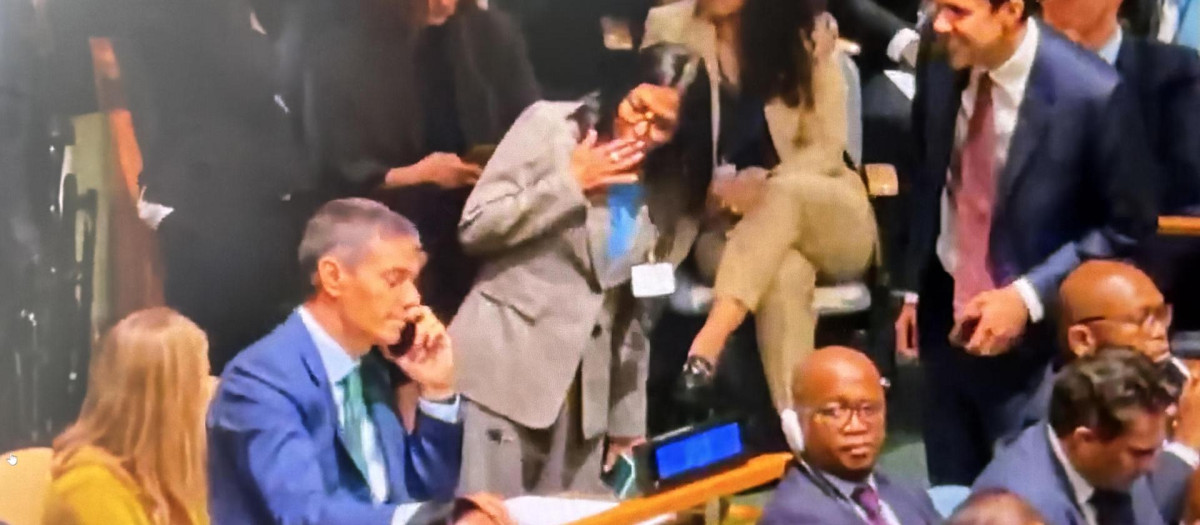 AME9604. NUEVA YORK (ESTADOS UNIDOS), 22/09/2026.- Captura de video tomado de rastreo de redes que muestra a la presidenta encargada de Venezuela, Delcy Rodríguez (c-d), saludando al jefe del Gobierno español, Pedro Sánchez (c-i), durante la 81ª Asamblea General de Naciones Unidas, este martes en Nueva York (Estados Unidos). Sánchez, garantizó a Rodríguez, el compromiso de España con su país y con el futuro de la región. EFE/ Rastreo Redes /SOLO USO EDITORIAL/ NO VENTAS/ SOLO DISPONIBLE PARA ILUSTRAR LA NOTICIA QUE ACOMPAÑA (CRÉDITO OBLIGATORIO) MÁXIMA CALIDAD DISPONIBLE
