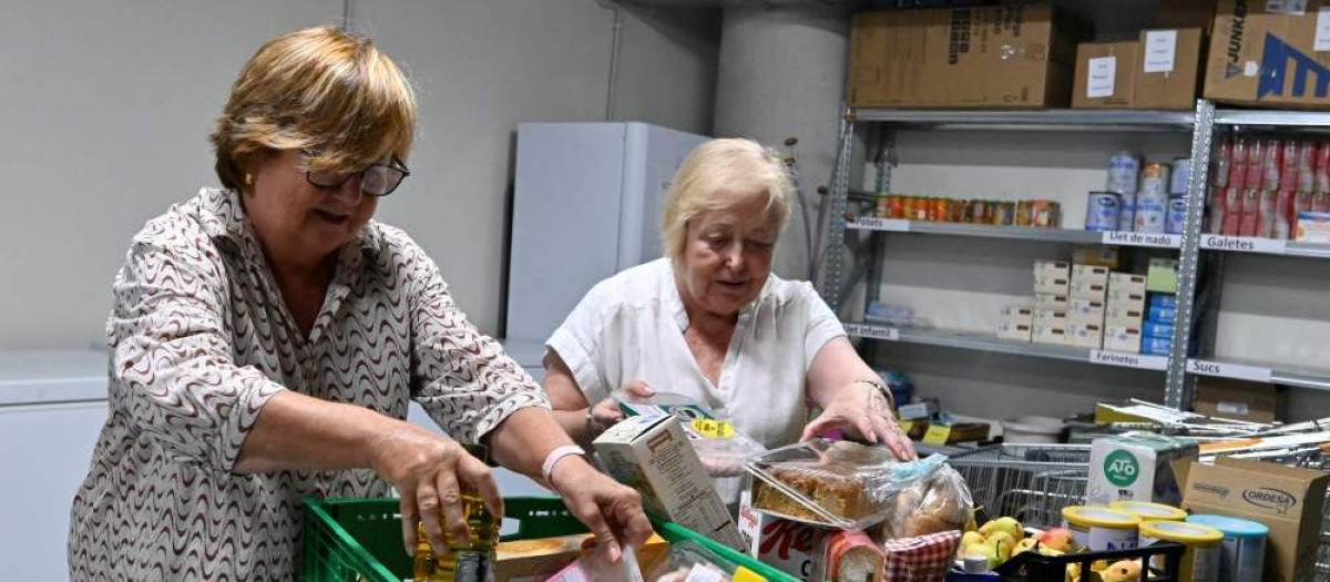 Imagen de archivo de voluntarios en un banco de alimentos en Valencia