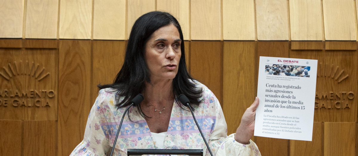 Paula Prado con una noticia de El Debate