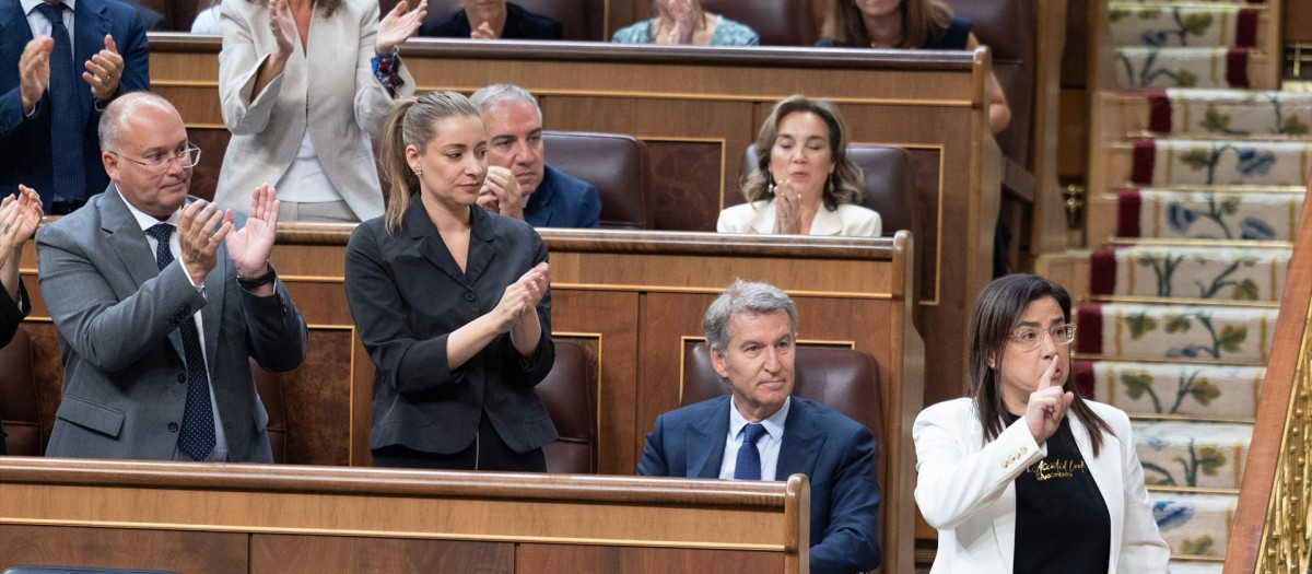 La diputada del PP, Ana Vázquez, tras ser expulsada por llevar un bote de gas pimienta durante una sesión de control al Gobierno