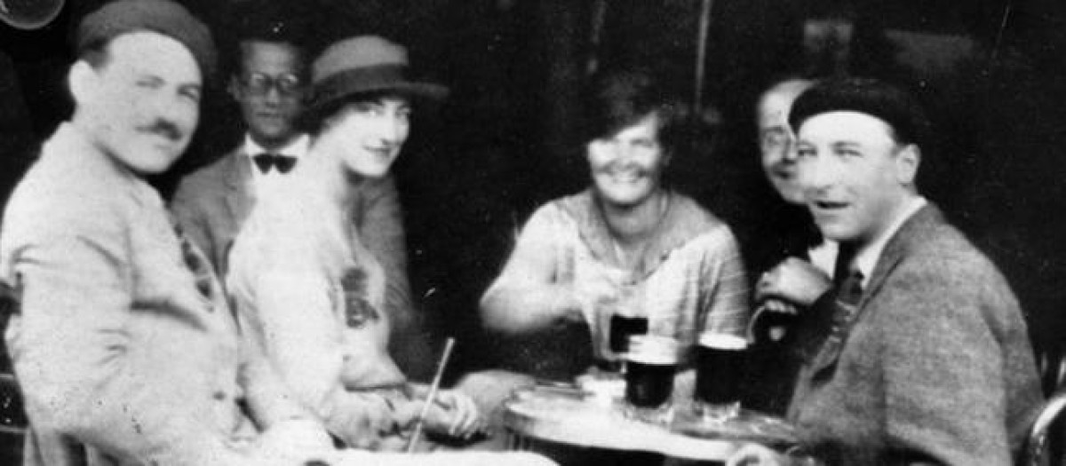 Hemingway (a la izquierda) en Pamplona en 1925 junto al grupo de amigos que se convirtieron en los protagonistas de Fiesta