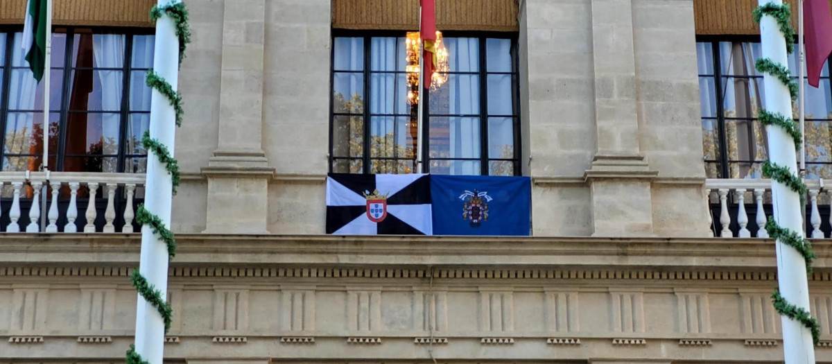 Las banderas de Ceuta y Melilla, en la fachada de la Casa Consistorial