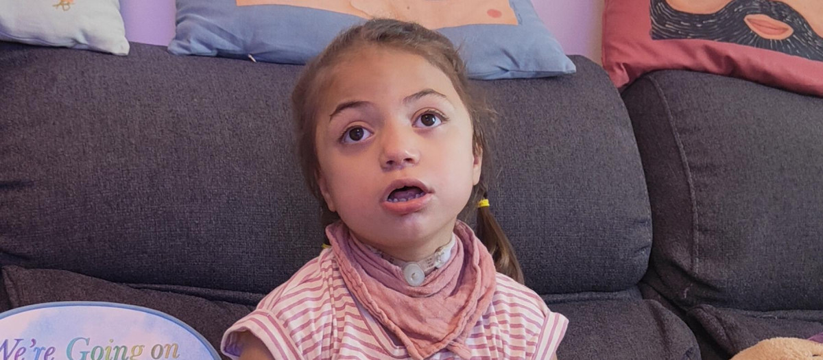 María tiene cuatro años y una traqueostomía desde que tenía 9 meses