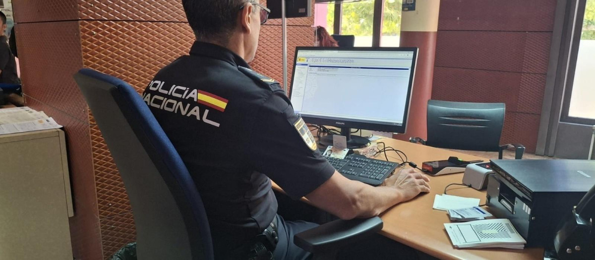 Un agente de la Policía Nacional de Palencia