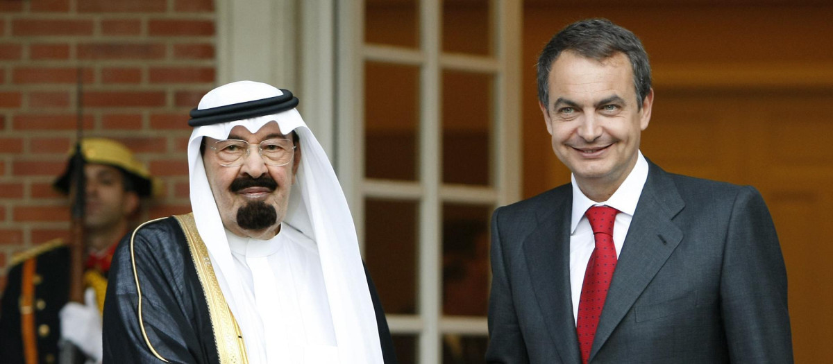 MD169 MADRID 19/06/07 : El presidente del Gobierno, José Luis Rodríguez Zapatero (d), recibe al rey de Arabia Saudí, Abdala bin Abdelaziz, a su llegada al Palacio de la Moncloa, en Madrid. El monarca saudí, de visita en España desde ayer en respuesta a una invitación del Rey Juan Carlos, recibió una cena de honor en la residencia oficial del jefe de Gobierno, donde también mantuvieron una entrevista. EFE/Bernardo Rodriguez