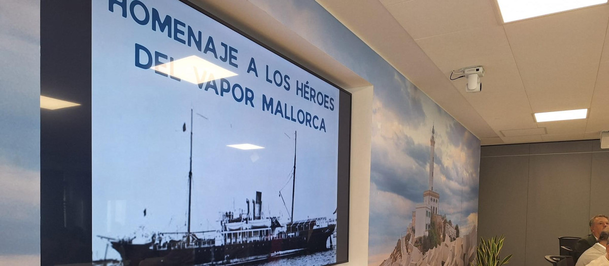 El homenaje a los rescatadores ibicencos del vapor 'Mallorca' ha tenido lugar en la terminal de Botafoc.