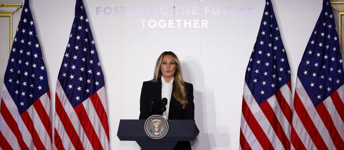 La primera dama de Estados Unidos, Melania Trump, habla en una conferencia de prensa para anunciar la expansión de su coalición "Fostering the Future Together" en Nueva York,