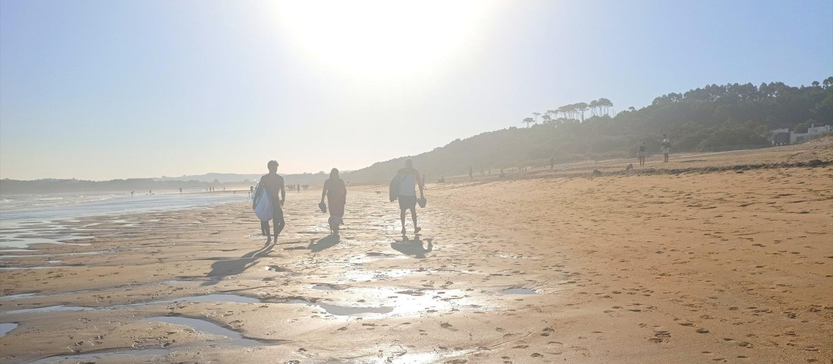 Surfistas en Somo (Cantabria)