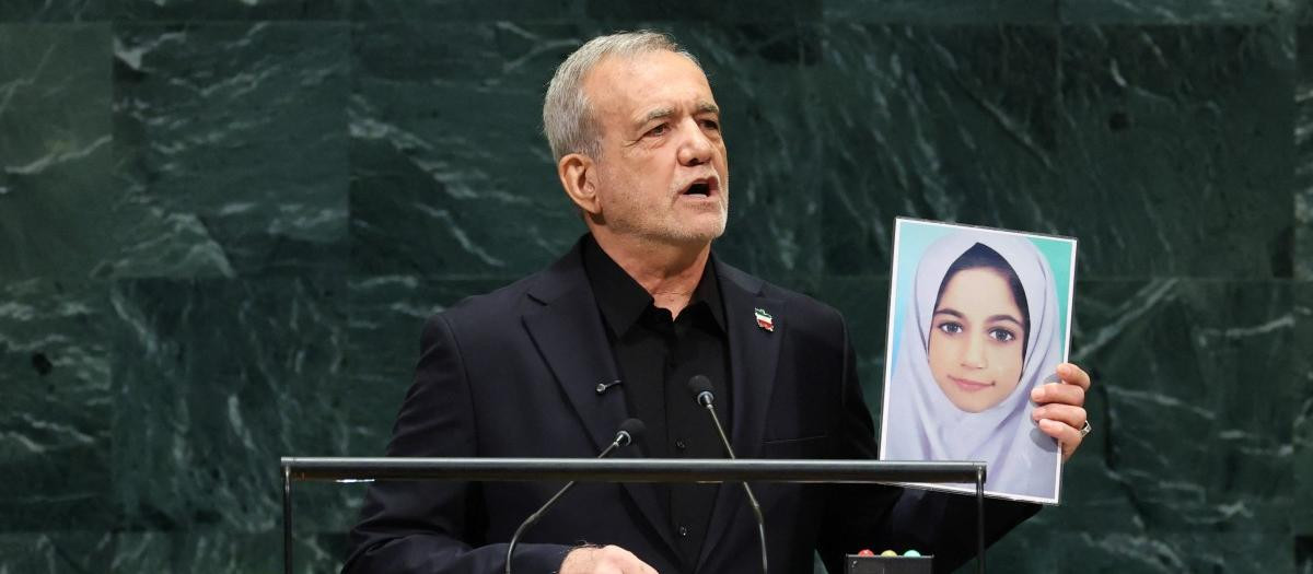 El presidente de Irán, Masoud Pezeshkian, sostiene una foto