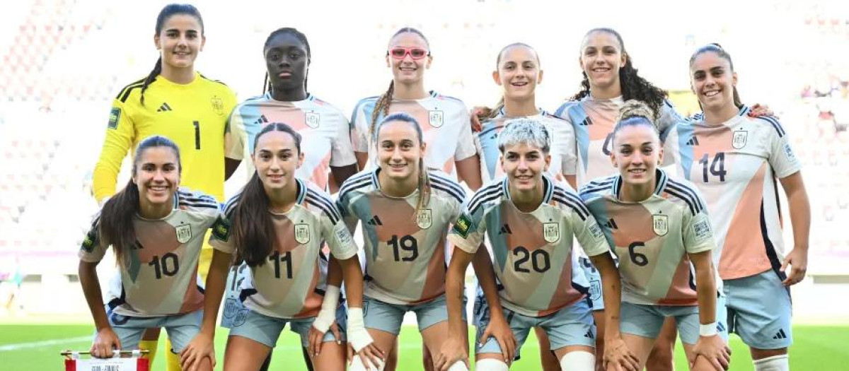 Alba Cerrato, en la fila de abajo, junto a sus compañeras de España sub20