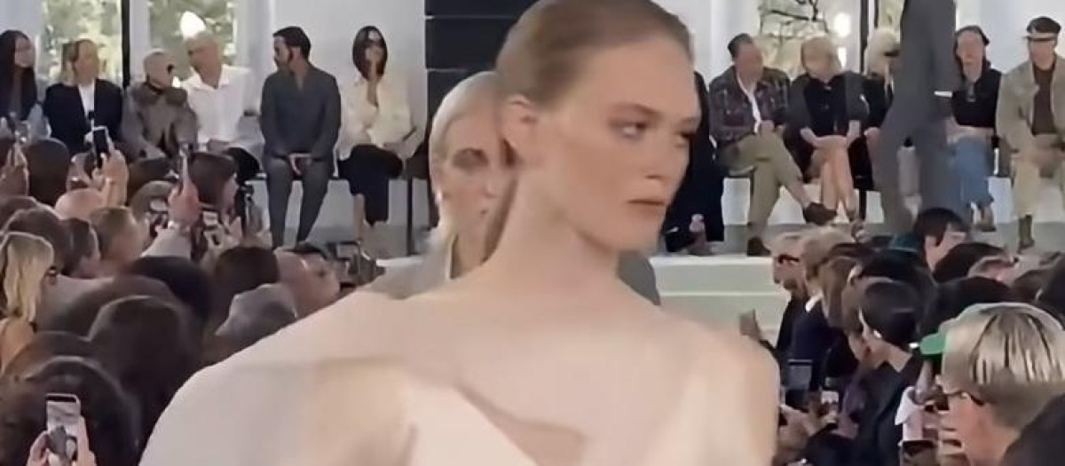 Una de las modelos del desfile de Jil Sander