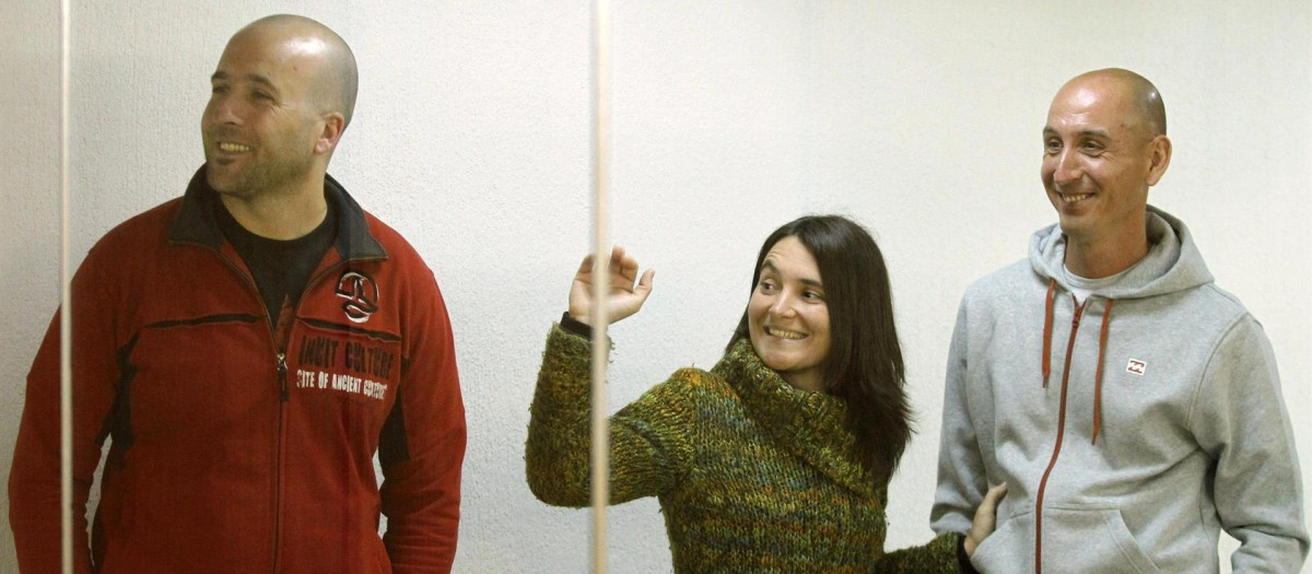 Los miembros del "comando Olaia" de ETA Idoia Mendizabal, Jon Kepa Preciado (i) y Jon González González