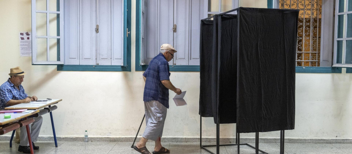 Un hombre deposita su voto en un colegio electoral de Rabat, Marruecos, este miércoles