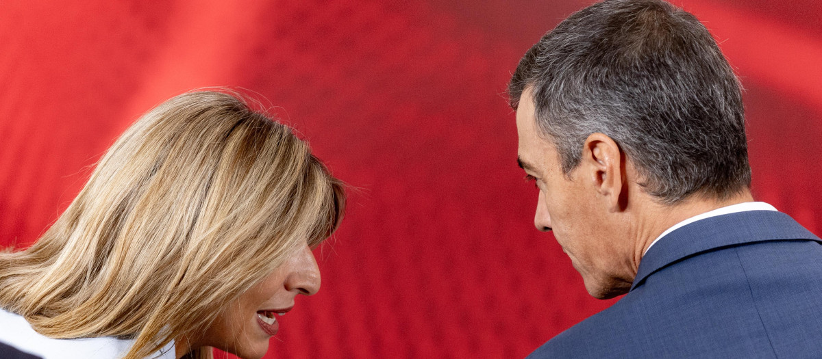 El presidente del Gobierno, Pedro Sánchez, y la vicepresidenta segunda y ministra de Trabajo y Economía Social, Yolanda Díaz