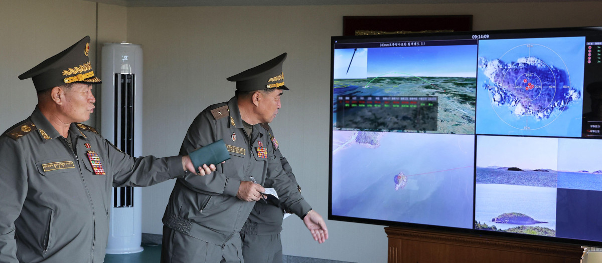 Oficiales militares observando el lanzamiento de prueba de un cohete guiado en Corea del Norte