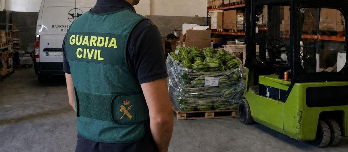 Un agente de la Guardia Civil de Palencia que investiga la venta de alimentos solidarios