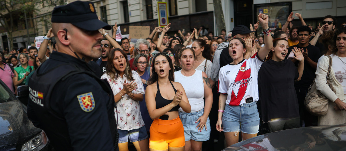 Decenas de personas durante una concentración frente al ático de Chamberí tras el desahucio de Maricarmen
