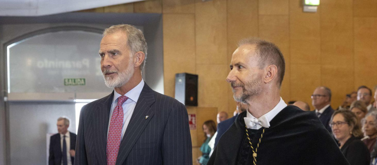El Rey, con el rector de la Universidad Politécnica de Cartagena, Mathieu Kessler Neyer, este jueves en Cartagena