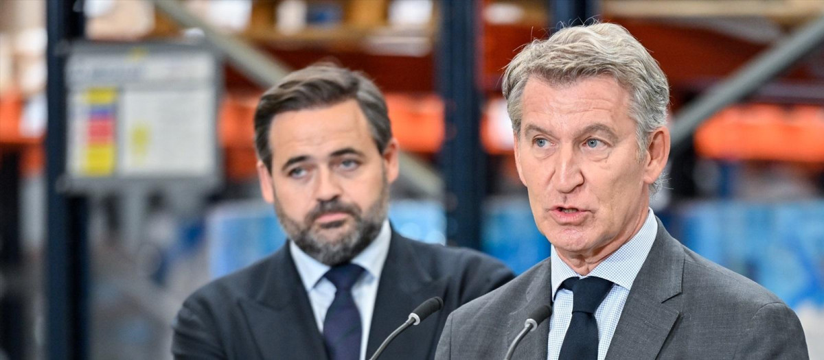 El presidente del PP, Alberto Núñez Feijóo, y el presidente del partido en Castilla-La Mancha, Paco Núñez, en Alovera (Guadalajara)