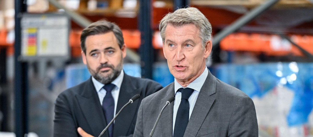 El presidente del PP, Alberto Núñez Feijóo, y el presidente del partido en Castilla-La Mancha, Paco Núñez, en Alovera (Guadalajara)