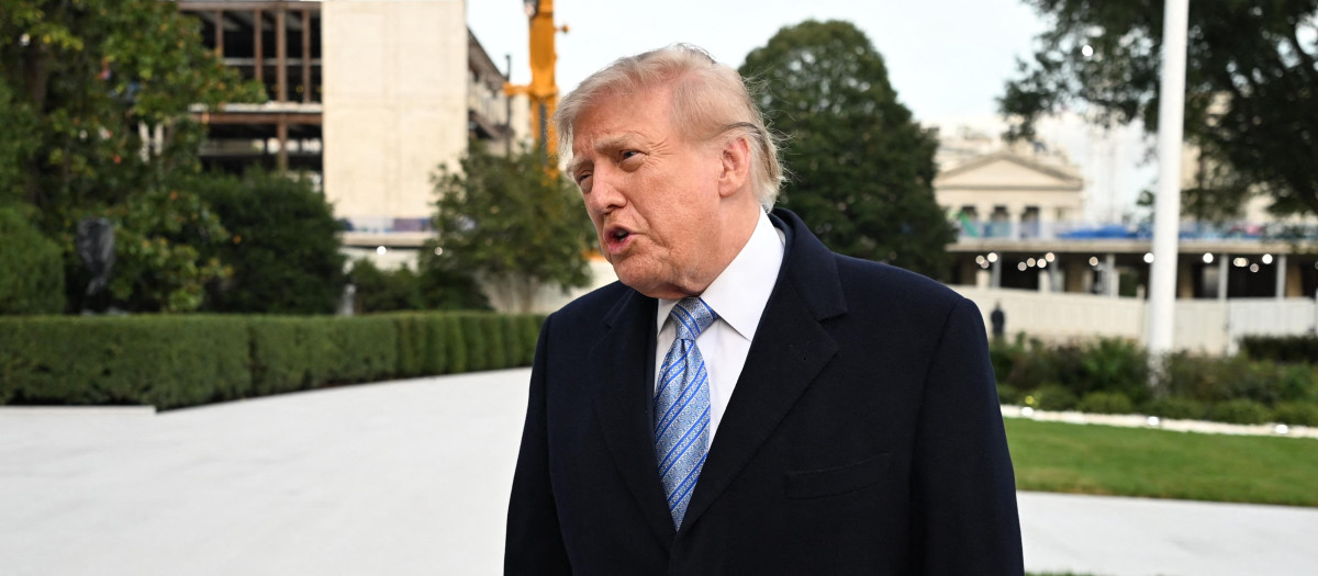 El presidente estadounidense Donald Trump habla con los medios de comunicación tras bajar del helicóptero Marine One