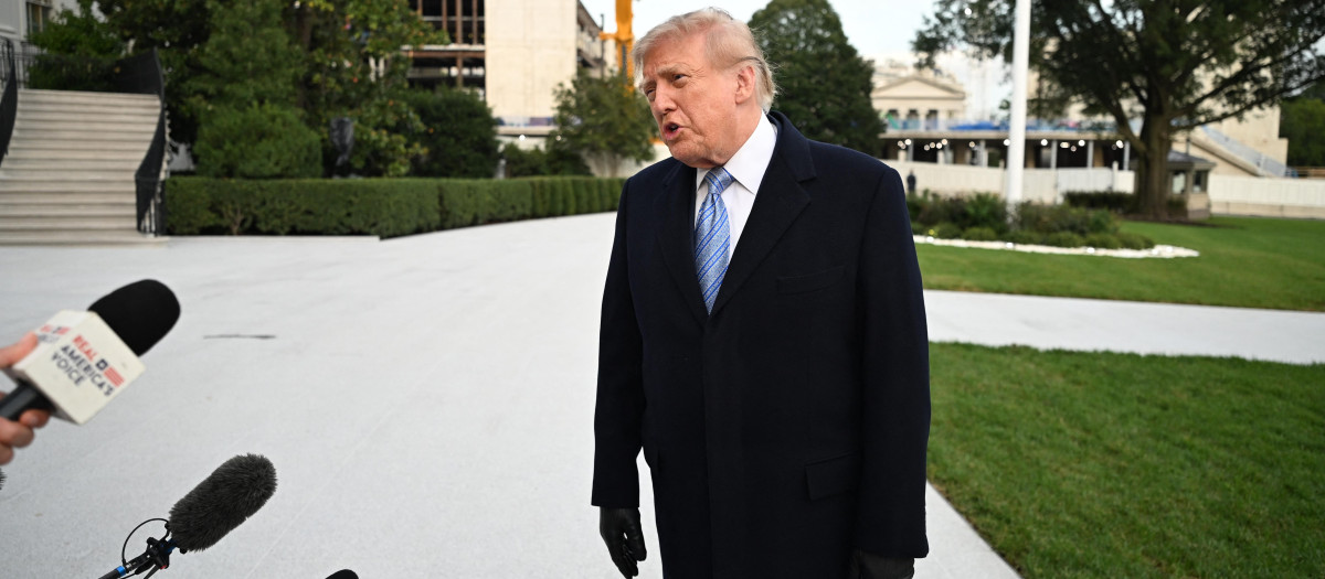 El presidente estadounidense Donald Trump habla con los medios de comunicación tras bajar del helicóptero Marine One