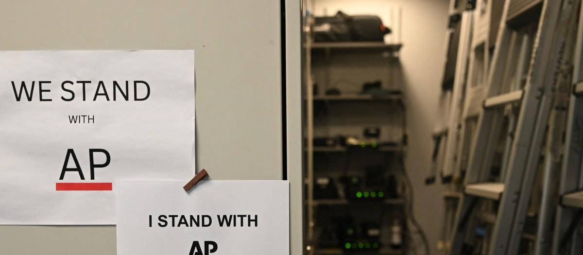 En la sala de prensa de la Casa Blanca, cuelgan carteles de apoyo a Associated Press, CNN, MS NOW y Politico