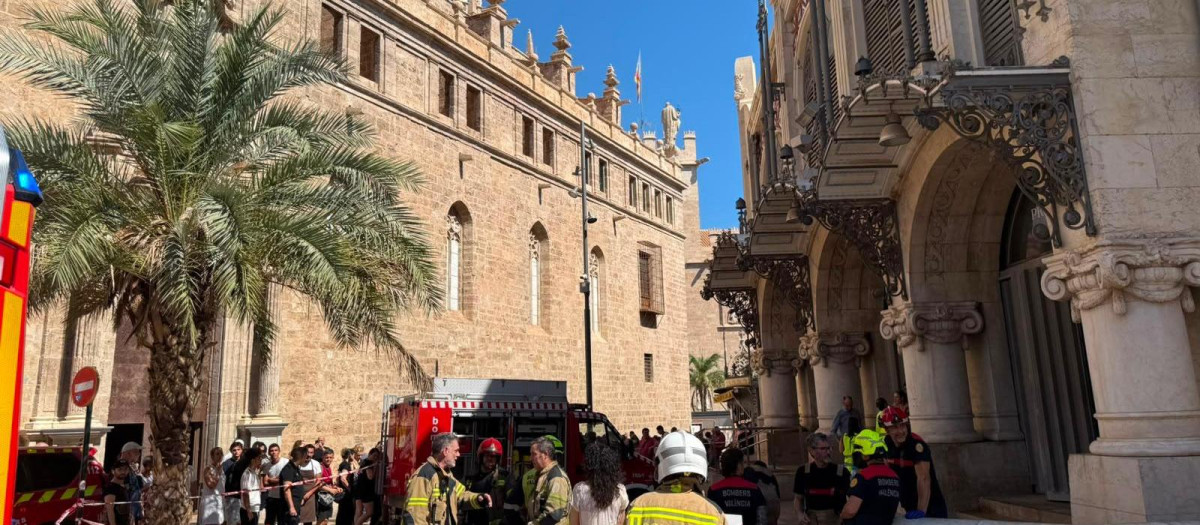 Imagen tomada este jueves del Mercado Central de Valencia tras su evacuación por el incendio en el sótano