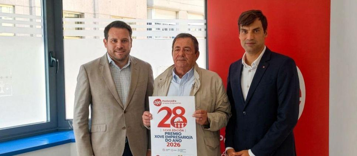 Cándido Farto (en el centro) en la presentacion de los premios AJE Pontevedra