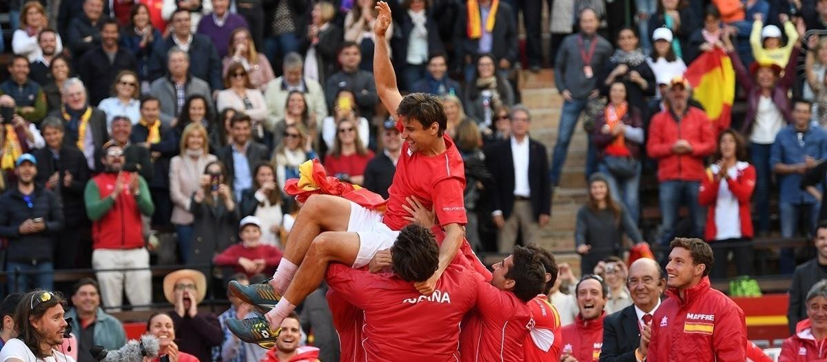 (Foto de ARCHIVO) David Ferrer manteado por sus compañeros de España