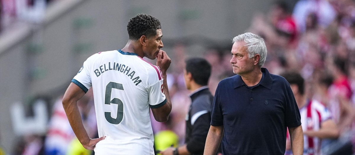 Jude Bellingham habla con José Mourinho en un momento del derbi madrileño