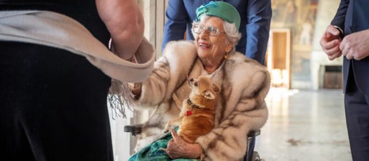 La Princesa Astrid de Noruega con su perrita Wilma