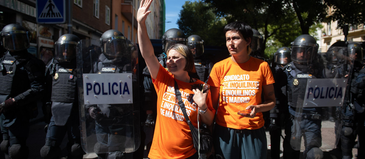 Las portavoces del Sindicato de Inquilinas e Inquilinos de Madrid, Valeria Racu (i) y Alicia del Río (d)