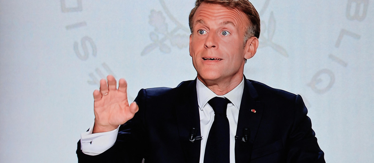Emmanuel Macron presidente de Francia durante una entrevista en France 2 y TF1