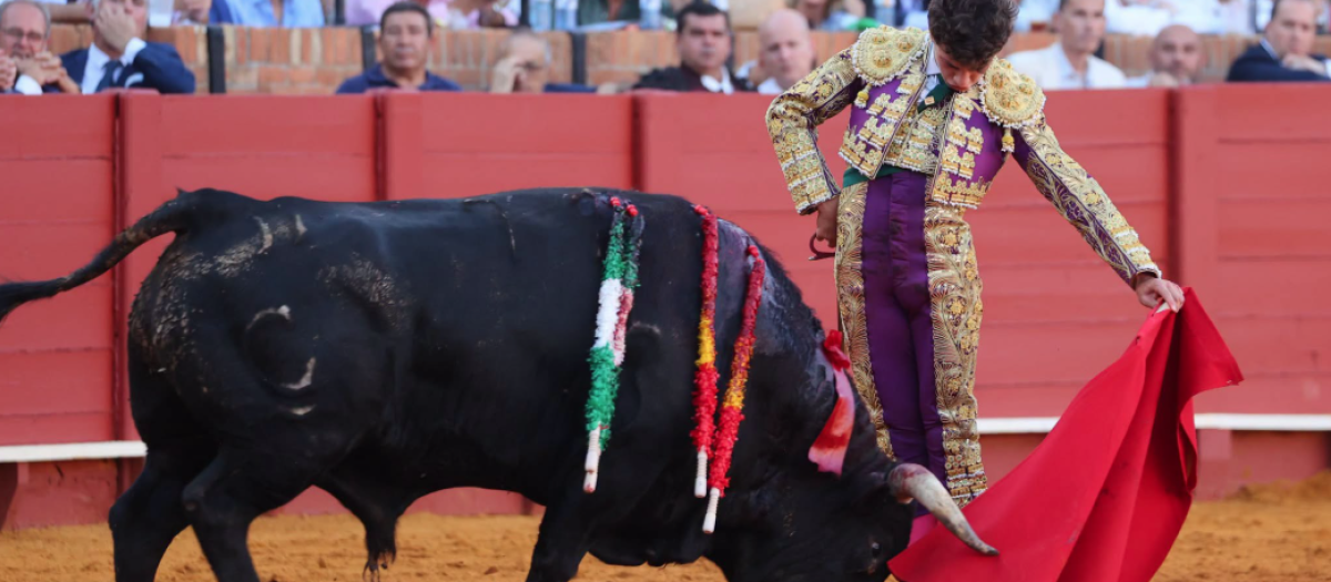 Manuel Domínguez da un natural al tercer novillo de la tarde