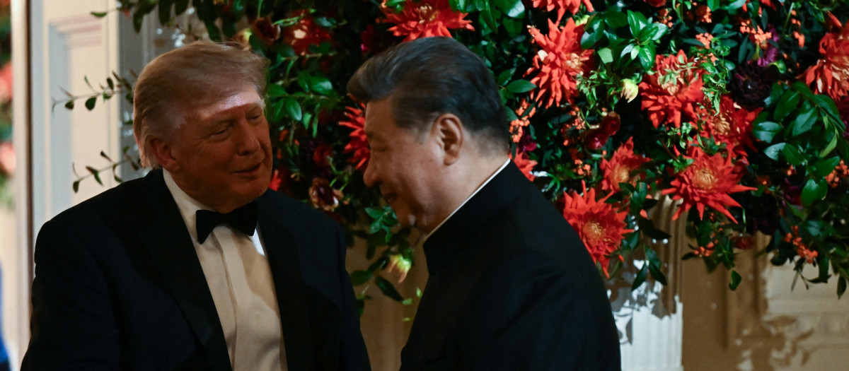 El presidente estadounidense Donald Trump estrecha la mano del presidente chino Xi Jinping