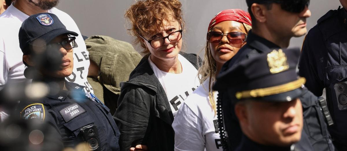 New York City Police Department (NYPD) officers detain US actress Susan Sarandon (C) and other pro-Palestinian demonstrators who were blocking First Avenue near the United Nations headquarters building, ahead of Israel's Prime Minister Benjamin Netanyahu's address to the 81st United Nations General Assembly in New York on September 24, 2026. (Photo by CHARLY TRIBALLEAU / AFP)