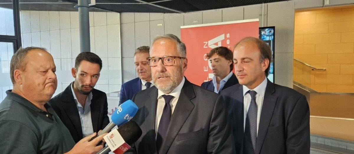 El vicepresidente primero y consejero de Desregulación, Familia y Ayudas Sociales, Carlos Pollán