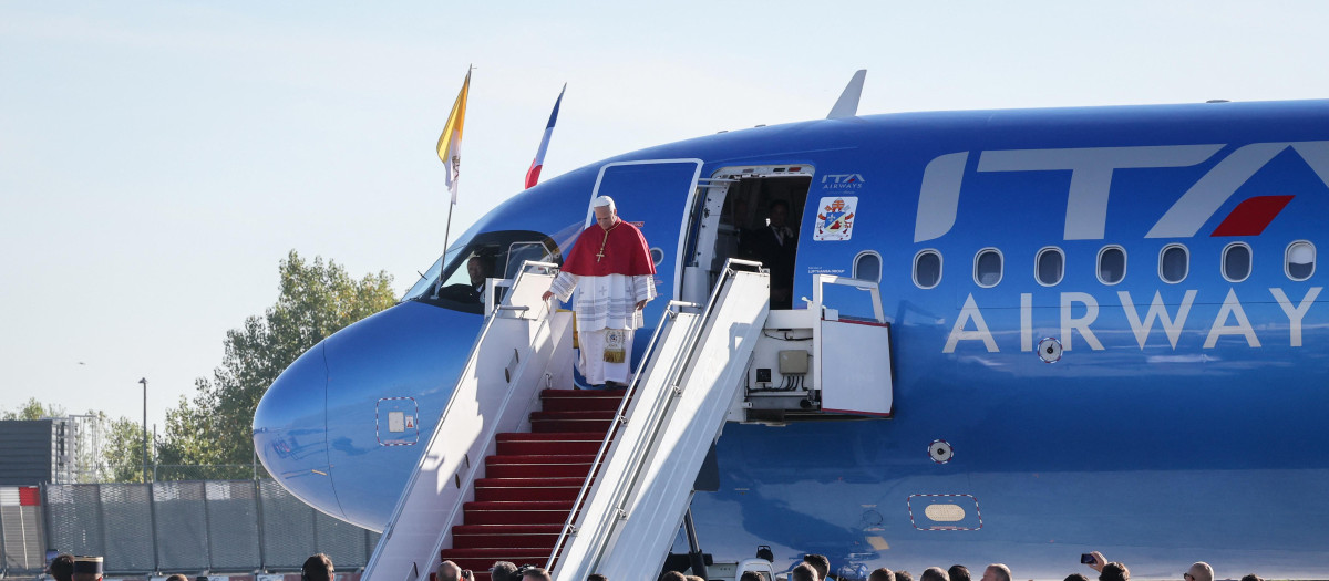 León XIV desciende del avión a su llegada al aeropuerto de Orly, en las afueras de París
