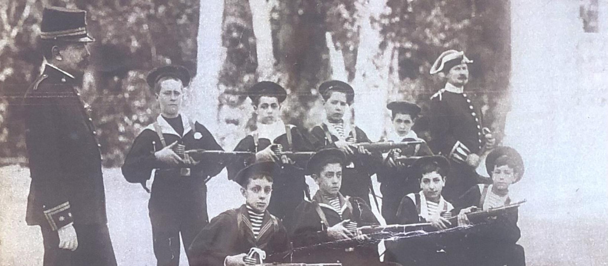 El Pelotón Real recién formado, sobre 1898 en unas practicas de tiro