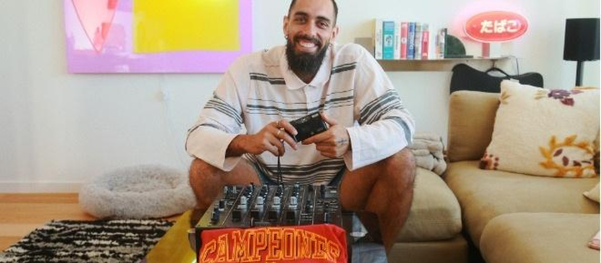 El delantero español Broja Iglesias junto a su camiseta de celebración del Mundial, una cámara y su mesa de DJ.

REMITIDA / HANDOUT por WALLAPOP
Fotografía remitida a medios de comunicación exclusivamente para ilustrar la noticia a la que hace referencia la imagen, y citando la procedencia de la imagen en la firma
24/9/2026