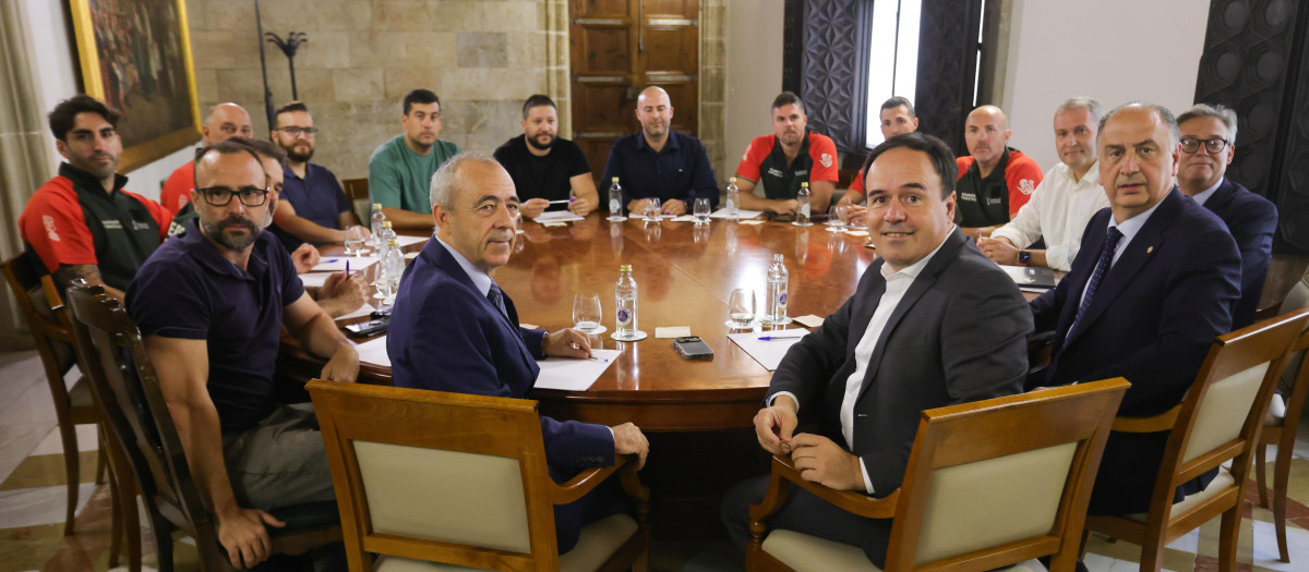 Reunión del Consell con los sindicatos forestales
