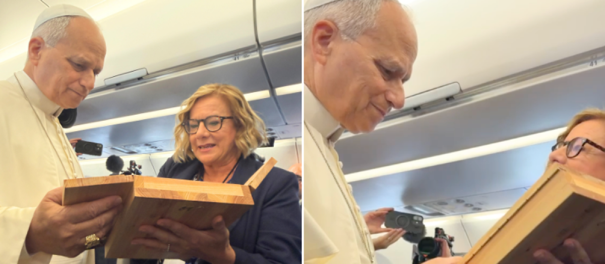 La periodista Eva Fernández le entrega al Papa la cruz