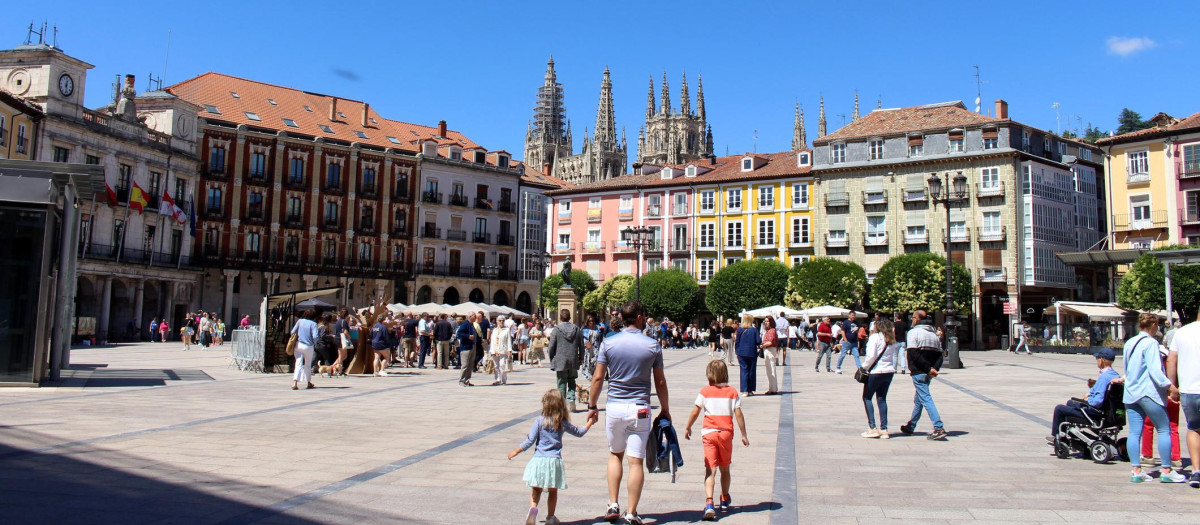 Una familia pasea por el centro de Burgos
